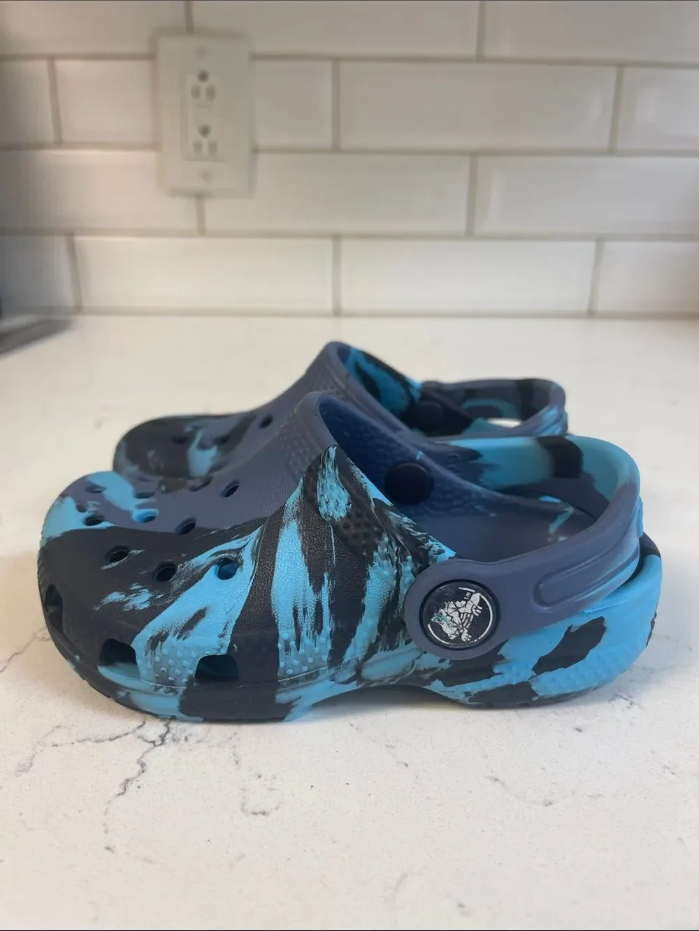 Crocs KIDS' CROCS LITTLE KID CLASSIC MARBLED CLOGS Blue Swirl Shoes Size 8